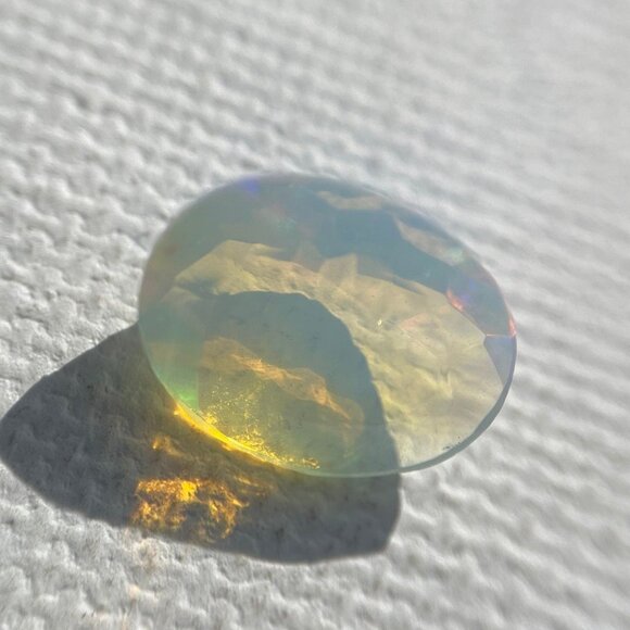 2 carat Welo Opal - Oval Cut - Picture 4 of 9